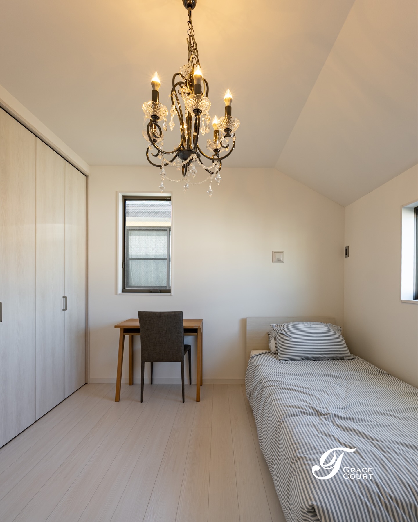.
2階部分は家族の成長に合わせたプライベート空間を設計✨
やわらかな光が差し込む寝室は、
一日の疲れをゆっくりと癒してくれる場所に
【GraceCourtのこだわり】
▫︎ シンプルで洗練された空間設計
▫︎ 家族の動線に合わせた柔軟な間取り
▫︎ 広い開口部+制震構造の安心
▫︎ 断熱材の工夫で一年中快適
“安心して、長く住み続けられる住まいを”
𝙂𝙍𝘼𝘾𝙀 𝘾𝙊𝙐𝙍𝙏 𝘣𝘺 山一建設
──────────────
ご相談・お問い合わせは
📞 0120-727-444
💬 LINEは24時間受付中
#グレースコート #山一建設
#青梅市新築 #羽村市新築 #子ども部屋