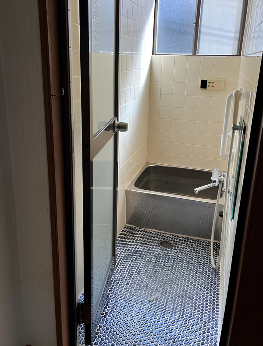 Kyoto Traditional House for Sale
Price: JPY 13,800,000 (USD 89,000)
Affordable airbnb-able property located in Kyoto, within walking distance of cultural landmarks such as the Kyoto Aquarium and Railway Museum.
Access
JR Sagano Line
Umekoji-Kyotonishi Station – 11 minutes walk
Layout
4DK
Building Structure
Wooden structure / 2 floors
Building Area
23.30 m²
Land Area
40.27 m²
✔ Located in Kyoto tourist area
✔ High demand for short-term rental accommodation
Renovation Potential
With renovation, the property could operate as a vacation rental (minpaku).
Estimated performance:
Nightly rate: approx. JPY 25,000 (USD 161)
Estimated annual revenue: approx. JPY 4,500,000 (USD 29,000)
One-Stop Support for Vacation Rental Business
With BESSO TO GO, we provide full support for overseas buyers:
✔ Property purchase
✔ Vacation rental / minpaku licensing
✔ Renovation and interior setup
✔ Property management and operation
Everything can be handled from acquisition to operation in one place.
📩 DM us if you are looking to invest in Japan's short-term rental market.
#kyotorealestate
#JapanProperty
#AirbnbJapan
#kyotoinvestment
#JapanPropertyInvestment
#ShortTermRentalJapan
#JapanAirbnb
#akiya #minpaku