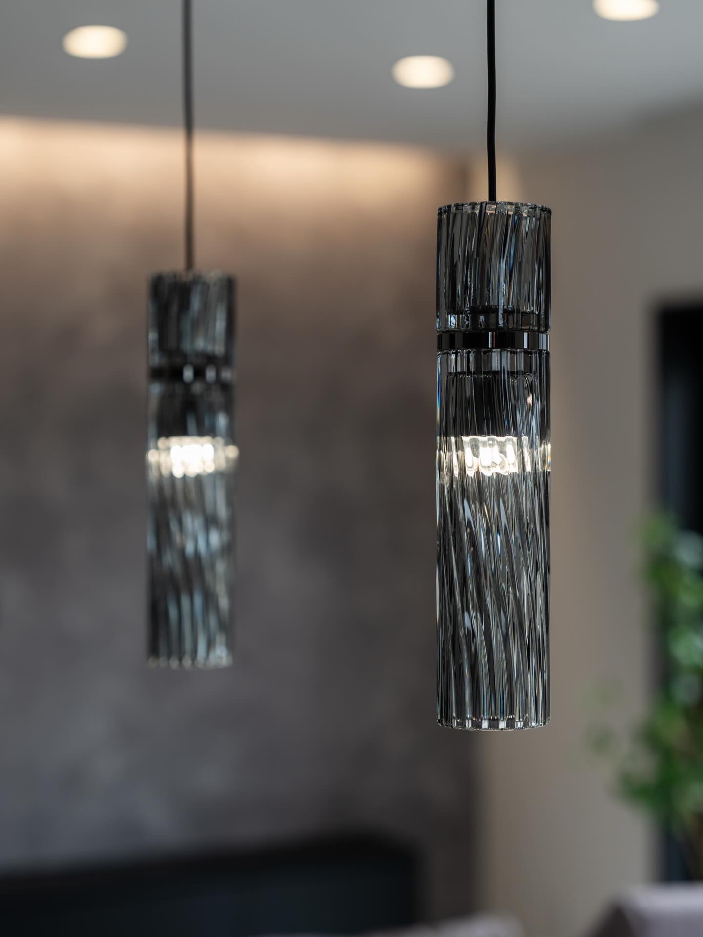 ✨オシャレ照明💡
モノトーンでシックな内装に合う
💡ペンダントライトとプラケットライトのご紹介✨
・キッチン、トイレは、ペンダント💡
・洗面化粧台には、プラケットを選びました。
お部屋の内装テイストに合わせて
照明を選ぶことで、オシャレな空間を
作ることができます✨
徳島設計工房では、
はじめの間取りの打合せから、
お客様のお好きなインテリアや
全体的な雰囲気などをお聞きし、
理想をカタチにできるお手伝いを
させていただいております😊
家づくりのご計画をお考えの方は、
お気軽にご相談・お問合せください😊
□□——————————————————□□
👓資料請求🏠モデルハウス見学♪
🎵川内ショールームへの来場予約はHPにて
@tsk_since1984 プロフィールリンクより
▶構造体アカウント↠@tsk.1984
▶リフォームアカウント↠@tsk.reform1984
━━・・━━・・━━・・━━・・ ・・━━・・━━・・━━
#徳島設計工房
#新築住宅デザイン
#マイホーム計画
#施工事例
#オシャレ照明