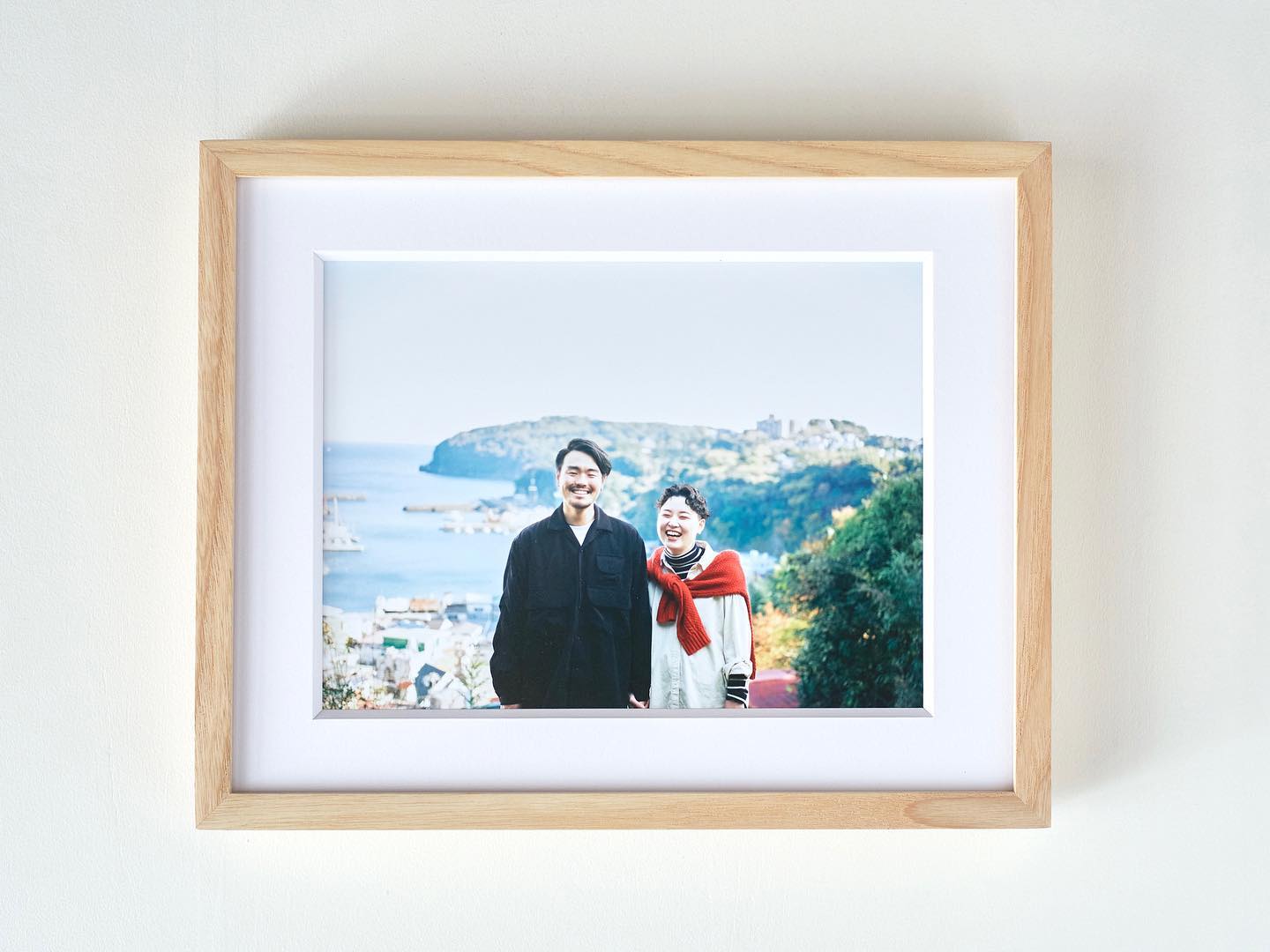 わたしたちが暮らしている場所で、
何かわたしたちにできることがあるのかなと
スタートしたリンテン写真館。
2年目をバタバタと迎えようとしていたある日、
家族写真を撮って欲しいと知り合いでもなく、
誰かからの紹介でもない方からのご依頼がありまして。
うれしい気持ちとこんな小さな写真館を
見つけてくれたの!?とびっくりな気持ちで
わくわくしながら神奈川県真鶴町へ。
広がる青い海と港を中心に広がる街。
坂道に階段、どの家にも緑があって自然と調和していて、なんといっても美しい眺めが最高。
久々の海を見てテンションMAXになった
(特におチビたち)へんてこ家族でお伺いすると
素敵なご夫婦が迎えてくれました。
会った瞬間から、ああ、このお二人なんか好きだー
と心の中で思ったのでした。
つづく_ _ _ _ _ _ _ _ _ _