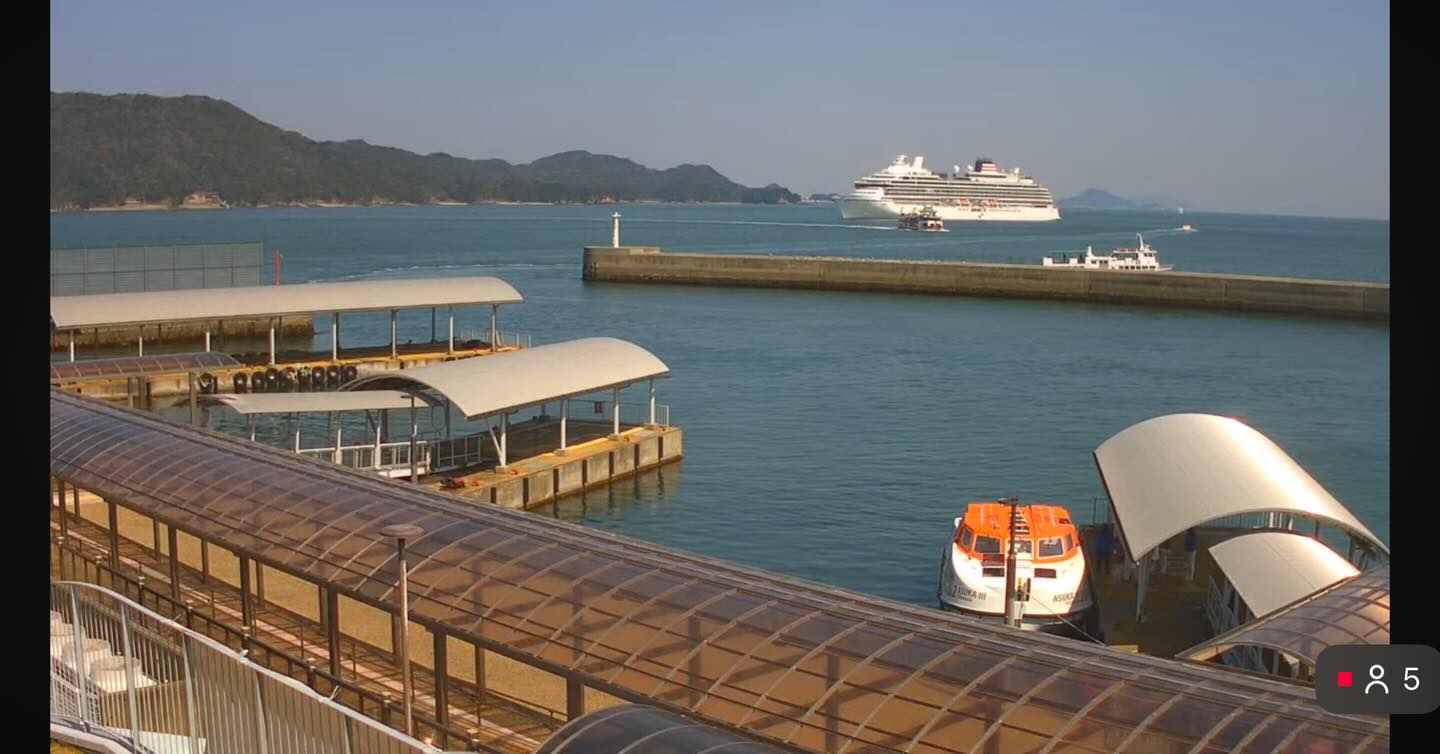 \ 本日、飛鳥IIIが鳥羽に寄港中!🚢 /
本日3月21日(土)、鳥羽湾に【飛鳥III】が入港しています!
夕方17:00の出港にあわせ、お見送りセレモニー「リメンバー赤いハンカチ」を開催します。
皆さん、赤いハンカチで鳥羽湾を赤く染めて再会を誓いましょう。
飛び入り参加大歓迎です!
※赤いハンカチはこちらで準備いたします。
🚩集合:16:30
🚩場所:鳥羽マリンターミナル 1番のりば
#鳥羽湾 #飛鳥III #クルーズ船 #リメンバー赤いハンカチ #鳥羽市