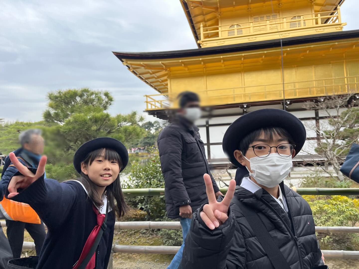 関西旅行4日目⑤金閣寺✨
北山文化を代表する金閣寺へ行きました。金色に輝く金閣寺ですが、実際に見てみると、一階の部分は金色ではありませんでした。そのため、煌びやかな中にも、禅の落ち着きを感じることができました。
ガイドさんからの話を聞いて、再建前の金閣寺も見てみたいと感じている人がいました📝