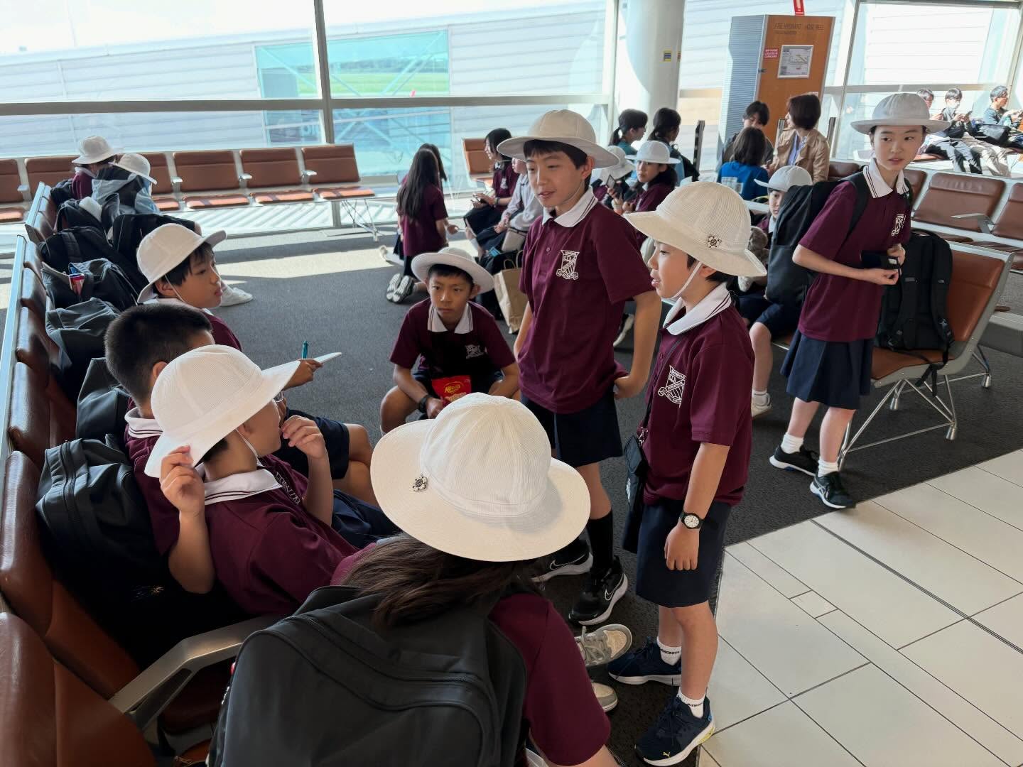 【無事に帰国しました🇯🇵】
1週間のオーストラリア研修、無事に帰国しました!!
これまでの継続的な関係と今回のがんばりにより、Ashgrove SSから制服をプレゼントしていただきました。
みんなでお揃いの制服を着て、サプライズ帰国をしました✨
今度は次の世代に今回の経験を伝える役割があります。
この研修では、お家の方々をはじめ、いろいろな方々の力があって、日本でもオーストラリアでもたくさんの方々にお世話になって成り立っています。
次年度行く子たちにしっかりとバトンを渡せるように、研修を発信する役割もしっかり務め上げてほしいと思います!
とにかく、まずはゆっくり休んでくださいね🇦🇺✨