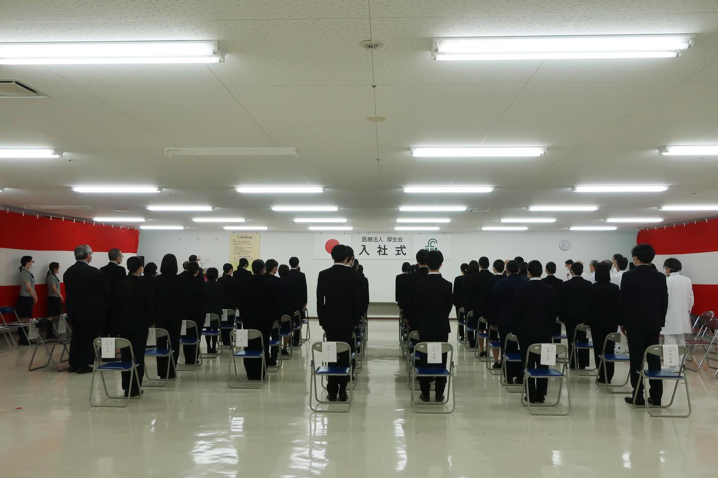 ・
春の空からやさしく小雨が降り、満開の桜がしっとりと彩を添える中、
本日、福井厚生病院の入社式が執り行われました。
新入職員を迎える前の会場は、ピンと張りつめた感じがしていましたが、
新入職員が並んだとたんに、明るく柔らかな空気に変わりました。
ようこそ!福井厚生病院へ!
理事長からの「優先順位を大切にしてください」
院長からの「身近なロールモデルを見つけることが成長の近道かもしれない」
という言葉がかけられました。
これからいろんな人に頼りながら、頼られる人になっていってください!
本日新たな一歩を踏み出した新入職員のみなさんのこれからが、
咲き誇っている満開の桜のように、豊かな経験ができることを願っています。