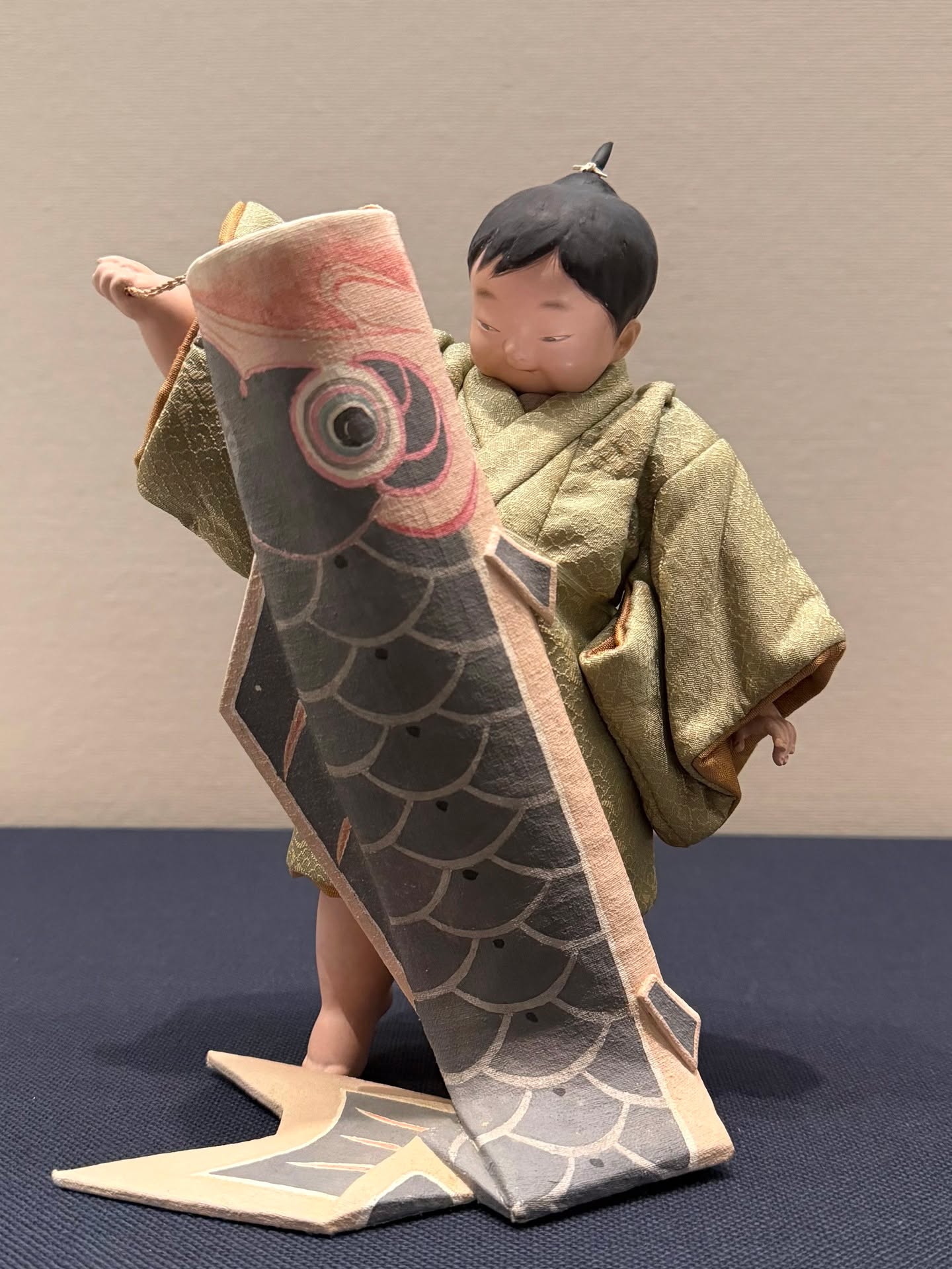 【特集展示「創作人形展」】作品紹介 平田郷陽「端午」
本日、5月5日は端午の節句!
特集展示「創作人形展~作家の手がつくる、かたち~」で展示中の
“端午の節句”にまつわる作品を紹介します。
自身の背丈よりも大きな鯉のぼりを揚げようとしているのでしょうか…
重みに耐えながらも、達成感のあるような表情が印象的です!
ぜひ、展示室でご注目ください。
================
企画展「創作人形展~作家の手がつくる、かたち~」
2026年4月25日(土)~6月28日(日)
================
#岩槻人形博物館 #人形 #にんぱく #人形のまち岩槻 #平田郷陽 #saitamacity #iwatsuki #ningyo #japantravel #iwatsukiningyomuseum #doll #japanesedoll #art #japan #dollstagram #dollinfluencer