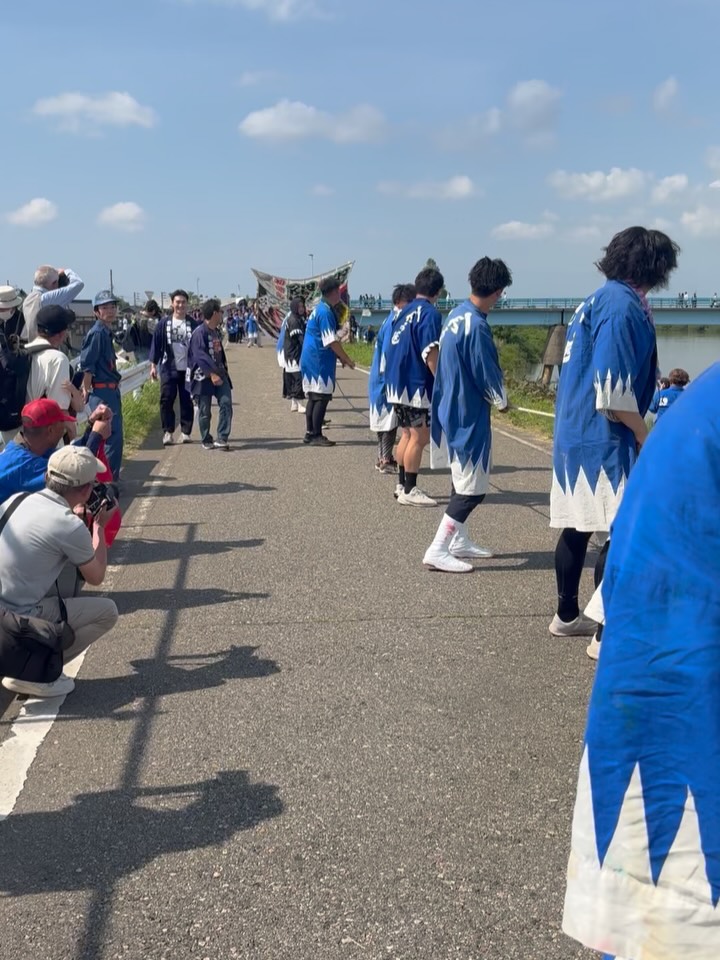 白根大凧合戦3日目風向き不良のため西側堤防からの凧揚げになっています。
あしたは良い北風予報です!