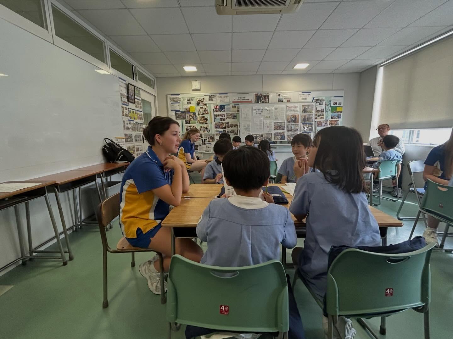 【オーストラリアからのゲスト🐨】
オーストラリアからの高校生と3年生の英語交流です。これまで勉強してきた表現を使って、ずいぶんとコミニュケーションが取れることを実感したようです。素敵な時間をもたらしてくれたオーストラリアからのやさしいお姉さんたちに感謝いたします。
