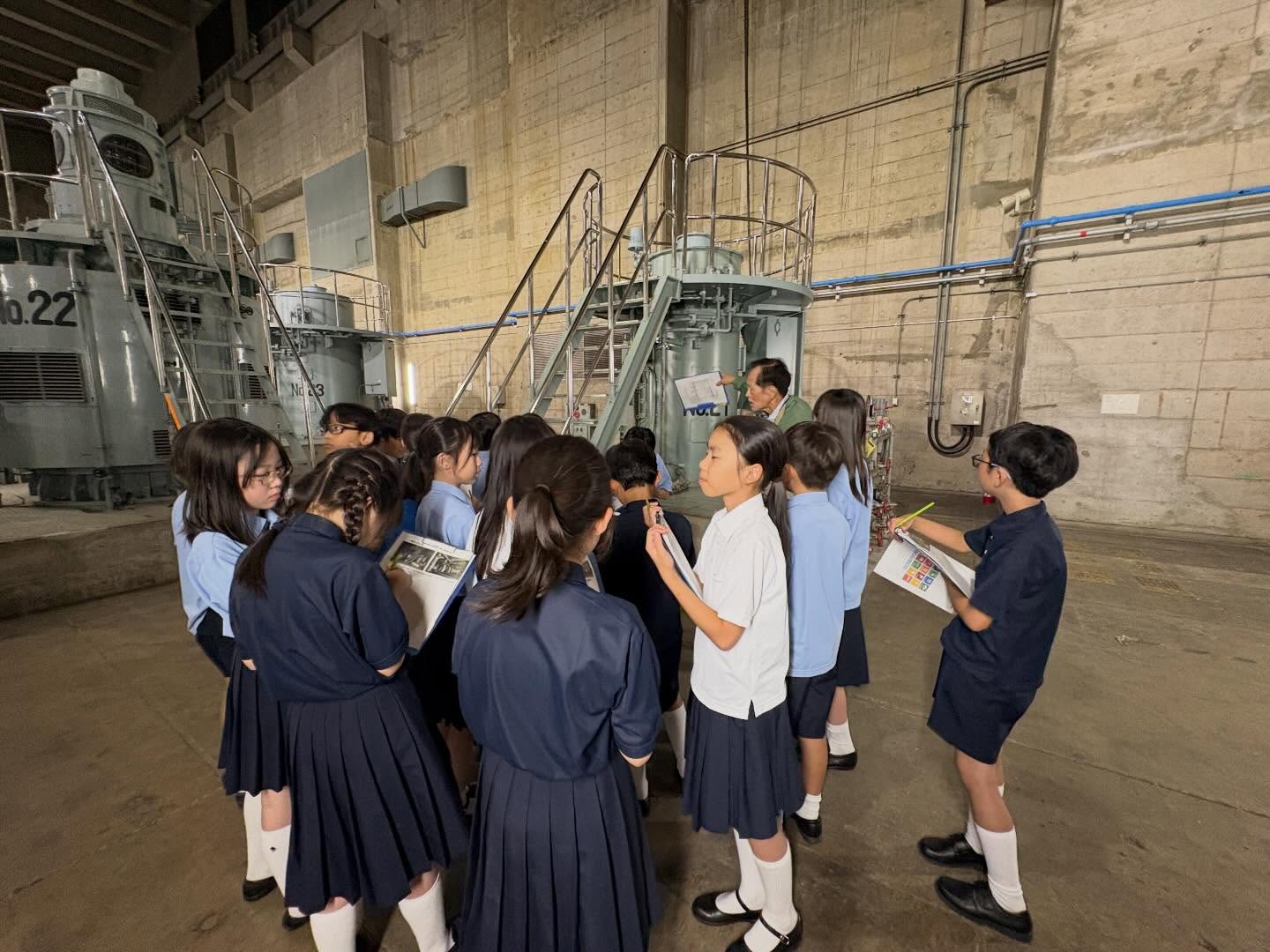【水再生センターに行ってきました】
4年生の社会科見学で神奈川水再生センターに行ってきました。
蛇口をひねれば当たり前のように水が出てきて、使った水は当たり前のように流れていく、水のめぐりを学習しています。
使った水がどのようにしてきれいになってまた自然にかえされていくのか、見学しました。
机上で勉強するだけでなく、本物を見ることで知れることや気づくことがたくさんあります!