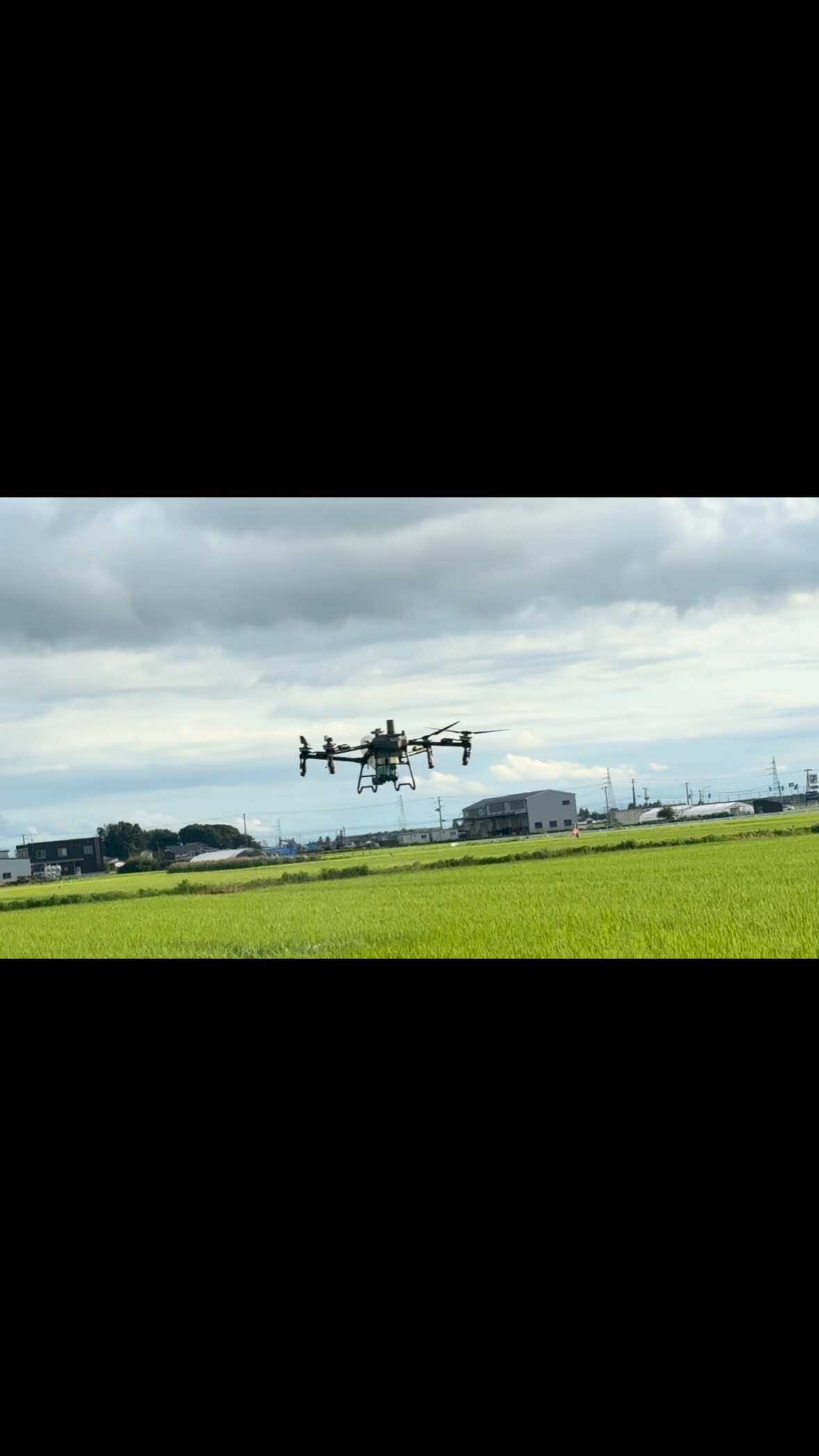 南区でも最近ドローンを良く見かけることが増えました。コスト削減になっているようですがバッテリーが多く必要で充電しながら防除するのが大変なようですが農業機械の発展は素晴らしいと思います!