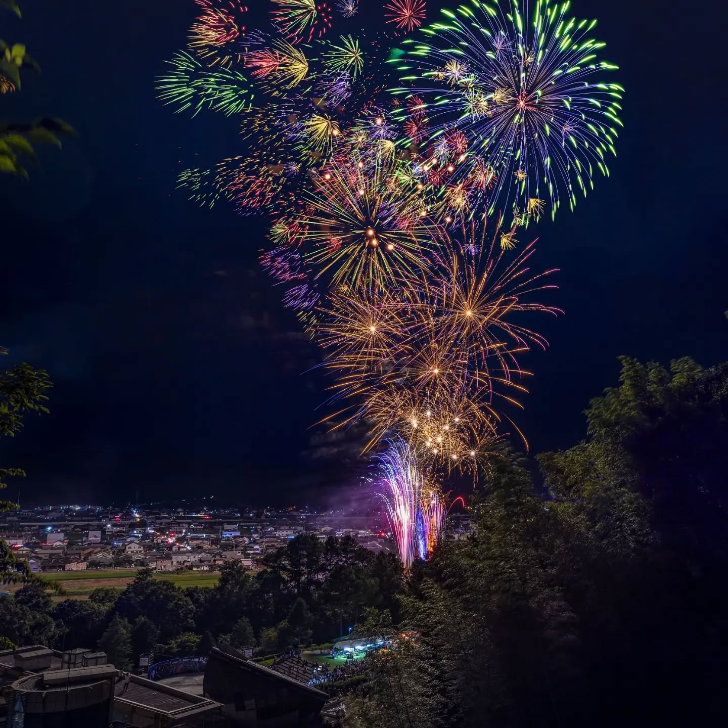 夏の思い出は、日本のへそから。
今年も「日本のへそ公園 夏まつり」の季節がやってきます🎆
屋台やステージイベント、そして夜空を彩る迫力満点の花火。
西脇ならではの夏の風景を、ご家族やご友人と一緒に楽しみませんか。
夏まつりを満喫したあとは、ぜひ西脇ロイヤルホテルでゆったりとしたひとときを。
皆さまのお越しを心よりお待ちしております。
第5回 日本のへそ西脇夏まつり(2026年)概要
開催日:2026年8月29日(土)
時間:16:30~21:00(花火 19:50~20:20予定)
会場:日本へそ公園
ホテルから車で約20分
写真提供:西脇市役所
#西脇ロイヤルホテル
#西脇市
#日本のへそ公園
#日本のへそ西脇夏まつり
#夏まつり 花火大会 兵庫観光 北播磨 夏の思い出