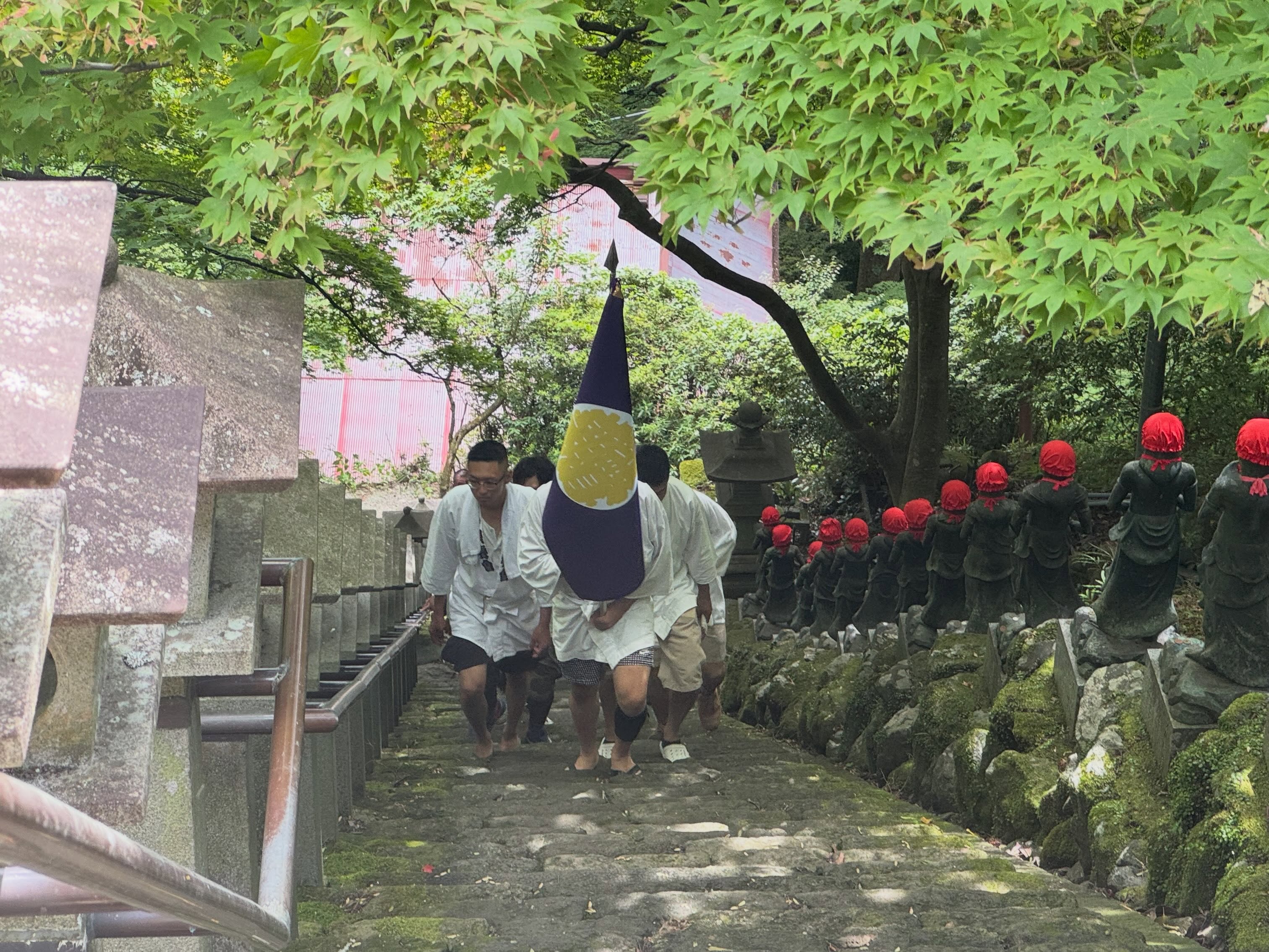 【地域を感じる1日】
昨日は朝から夜まで、伊勢原を満喫した一日!
朝は、自治会の畑で草むしり🌱
さつまいもの苗も、場所によって育ち方が全然違う。
土の影響なのか、日当たりなのか。
やっぱり「環境」って大事なんだなと感じました。
昼は、大山寺へ。
江戸消防の皆さんが木遣りに来られるということで見学!
江戸時代から続く「講」の文化に、とても感動しました。
伊勢原にこんな文化が残っていることを、知らない人も多いはず。
もっと多くの人に知ってもらいたい!
夜は、下大竹自治会の納涼まつり🏮
マミヤセブンの輪投げを担当!
何回投げてもなかなか入らず、悔しくて泣いてしまう子も。
「耐えろ〜!強くなれ〜!」と思いながら、いつの間にか本気で応援していました😂
知らない子でも、自然と応援したくなる。
これが地域ですな!
#伊勢原市
#伊勢原