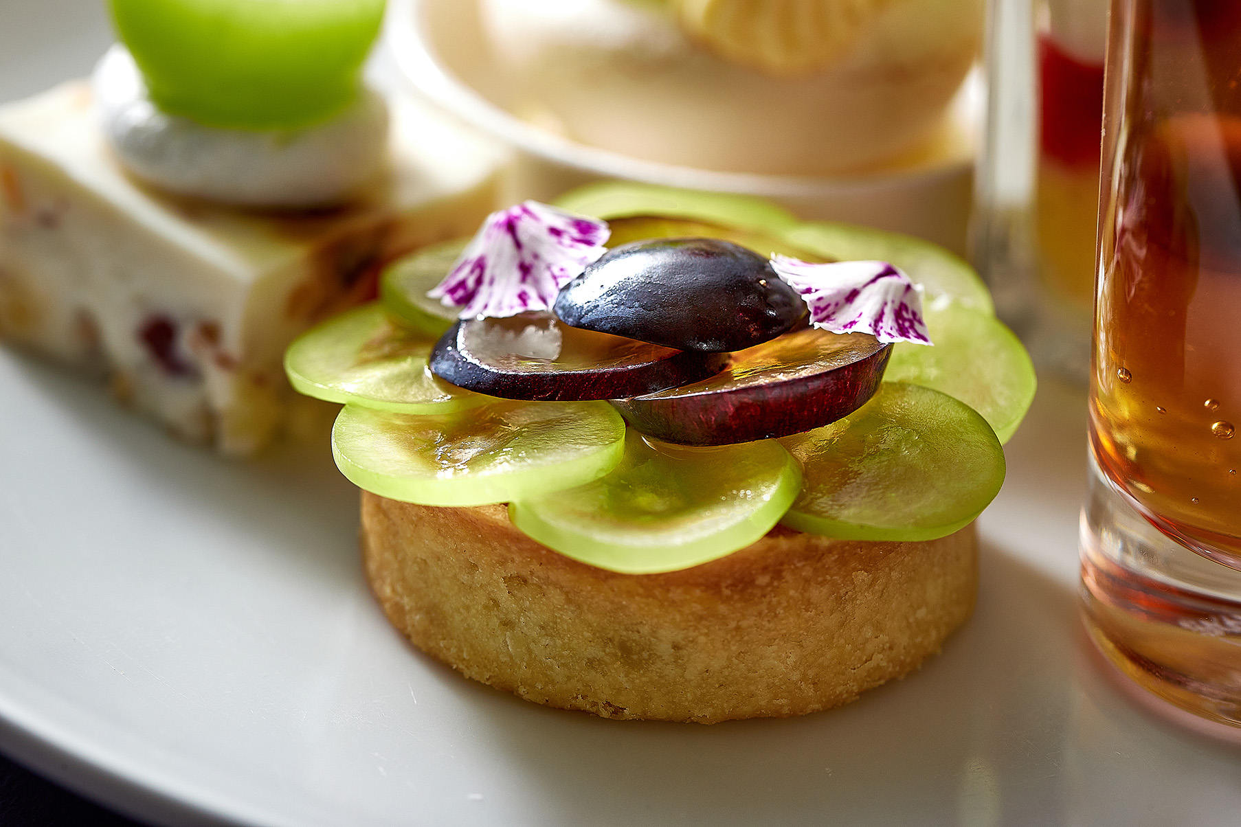 🍇💚
「マスカットアフタヌーンティーセット」スイーツのご紹介🍰
“旬のマスカットと葡萄のタルト”
農園セレクトの、その時にしか味わえないブドウとシャインマスカットを詰めた美しいタルト🍇
<期間>
2026年8月21日(金)~10月15日(木)
【平 日】12:00~16:00
【土日祝】2部制 ①12:00 ②15:00
※平日限定フリードリンク120分制
※土日祝は120分制のご利用となります
<料金>
¥4,800 (税・サービス料込)
*スイーツ、セイボリー、旬の葡萄の食べ比べ、ドリンクセット付き
※数に限りがございます。事前のご予約をおすすめいたします。
<店舗>
水戸プラザホテル
カフェ&バー プラザ
TEL:050-3503-1022
#アフタヌーンティー
#アフタヌーンティーセット
#マスカットアフタヌーンティー
#マスカットアフタヌーンティーセット
#afternoontea
#afternoonteaset
#茨城グルメ #茨城カフェ
#水戸グルメ #水戸カフェ
#マスカット #シャインマスカット
#巨峰 #葡萄 #ぶどう #🍇
#本多ぶどう農園
#マスカットスイーツ
#スイーツ #Sweets #ヌン活
#ロンネフェルト
#ロンネフェルトティー
#カフェ #カフェプラザ
#水戸プラザホテル
#MitoPlazaHotel