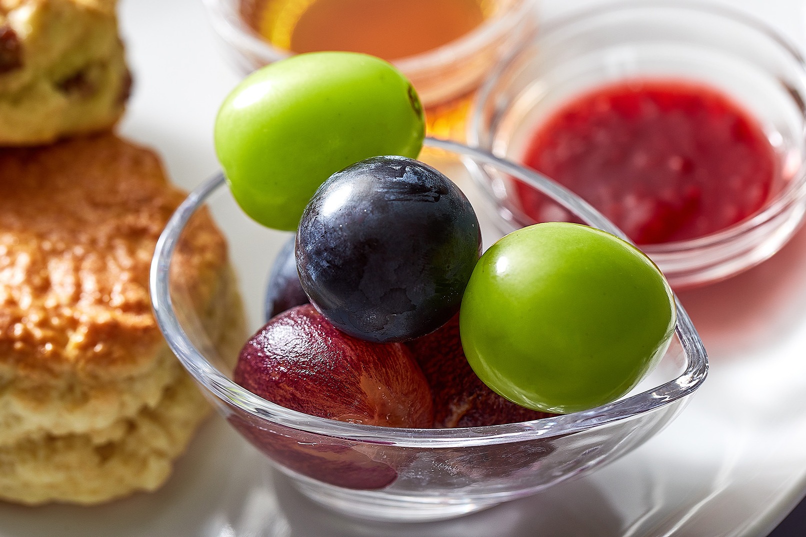 🍇💚
「マスカットアフタヌーンティーセット」旬の葡萄の食べ比べのご紹介✨
茨城県常陸太田市「本多ぶどう園」厳選の旬の品種を食べ比べで楽しむ、この季節だけの贅沢。
葡萄の王様とも呼ばれる定番の巨峰から、常陸太田市生まれの希少なオリジナル品種“常陸青龍”など、時期ごとにおすすめの品種をご用意。
<期間>
2026年8月21日(金)~10月15日(木)
【平 日】12:00~16:00
【土日祝】2部制 ①12:00 ②15:00
※平日限定フリードリンク120分制
※土日祝は120分制のご利用となります
<料金>
¥4,800 (税・サービス料込)
*スイーツ、セイボリー、旬の葡萄の食べ比べ、ドリンクセット付き
※数に限りがございます。事前のご予約をおすすめいたします。
<店舗>
水戸プラザホテル
カフェ&バー プラザ
TEL:050-3503-1022
#アフタヌーンティー
#アフタヌーンティーセット
#マスカットアフタヌーンティー
#マスカットアフタヌーンティーセット
#afternoontea
#afternoonteaset
#茨城グルメ #茨城カフェ
#水戸グルメ #水戸カフェ
#マスカット #シャインマスカット
#巨峰 #葡萄 #ぶどう #🍇
#本多ぶどう農園
#マスカットスイーツ
#スイーツ #Sweets #ヌン活
#ロンネフェルト
#ロンネフェルトティー
#カフェ #カフェプラザ
#水戸プラザホテル
#MitoPlazaHotel