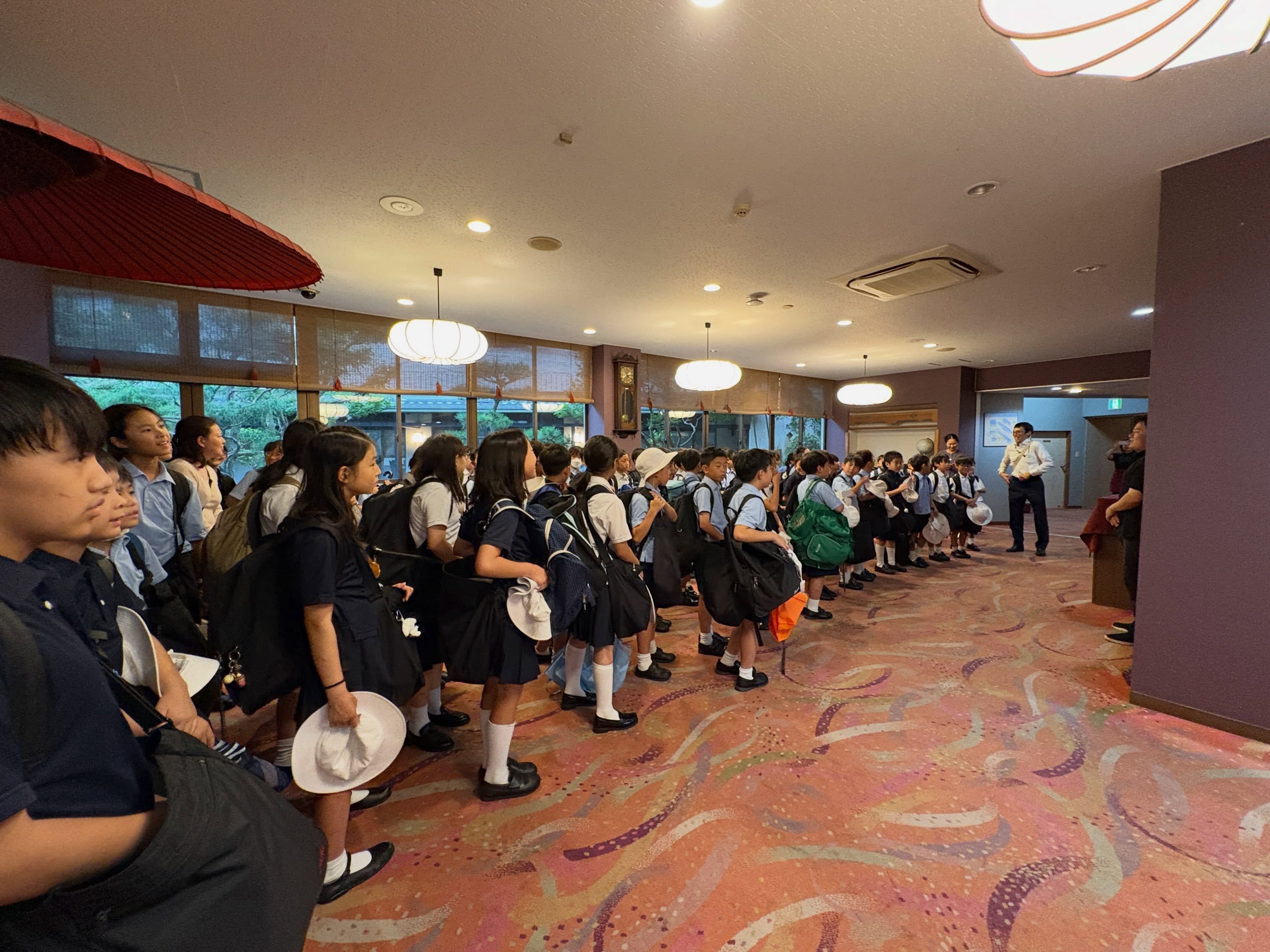 【4年県内旅行1日目②】
お宿に着きました。
毎年お世話になっている「かくれ湯の里 信玄館」に、今年もお世話になります。
部屋ではとにかくメモの整理・情報交換・追記です。
もちろん、宿での出来事もメモします。
美味しい食事、心のこもったおもてなし、信玄館のあたたかい「人」にも触れて、今日の疲れをしっかりと癒します。