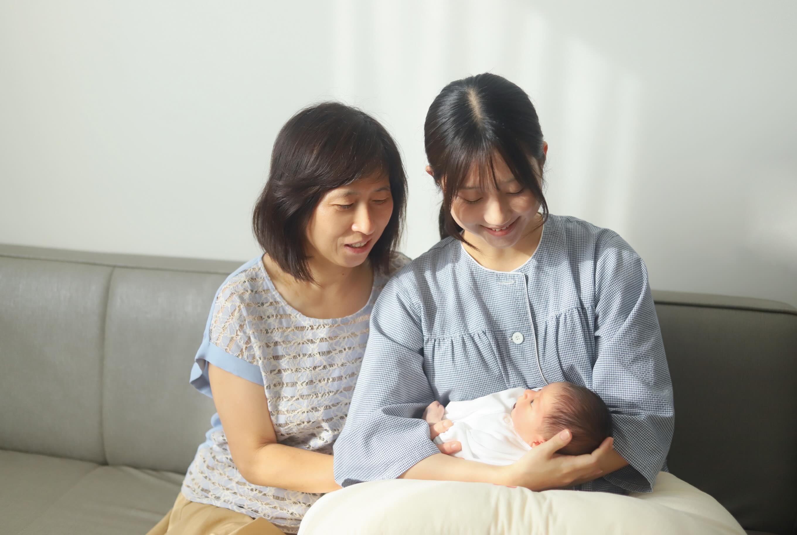 2026.9.21
こんにちは
広報です🧸
🧸🧸🧸🧸🧸🧸🧸🧸🧸🧸
今回は3世代でご登場🌈🌈
産まれたてのお孫さんとおばあちゃまも一緒にパチリ📷
ご出産おめでとうございます㊗️
ママもお母様に会えてホッとされているご様子でした🐣
出産を経験し、改めて母の偉大さを感じられる出来事になったと思います❤️
❤️清水産婦人科の面会について❤️
赤ちゃんの祖父母さんは入院期間中に1回のみ、14:00〜16:00の間で30分間お部屋で過ごしていただけます🐥
マスクを必ずしていただきご訪室をお願い致します🤲
詳しくはバースプラン時にご説明をさせていただきます🌈🧸
土日はご家族様の面会も多く、いつも賑やかなお声がお部屋から溢れ、幸せな時間が流れていますよ🤭
🌈🌈🌈🌈🌈🌈🌈🌈🌈🌈
そして、取材ベビーちゃんはニューボーンフォトも撮影させていただきました!
ナチュラルプランを選んで下さり、お洋服やドレスを着てのもの、はだかんぼ撮影もあります🐣
ベビーのありのままをお写しするので、寝ているベビー、おめめぱっちりのベビー、泣いているベビー、みんな個性いっぱいでとっても可愛いんです❤️
おくるみ巻きのプランはぐっすり眠ってくれるベビーが多く、本格的なアート写真が望めます👑
こちらも詳しくはバースプラン時にチラシをお渡し致します❤️
最後にご出産を終えたママよりご感想をいただきました🧸
「お産ですが、初めての経験で正直直前まで恐怖心もありましたが、終わってみれば、いい経験だったなと思います。
1ヶ月半近く経った今もまだまだ初めて知ることだらけで毎日大変ですが、日々子どもの成長を感じられて、楽しく過ごしています!」
ありがとうございました😊
健やかなご成長をお祈りしています
これからご家族みんなで旅行に行ったり、楽しみがいっぱいですね✈️
by立岡写真館 藤居
・
・
#草津市産婦人科
#守山市産婦人科
#栗東市産婦人科
#清水産婦人科
#いい産婦人科をつくりましょう